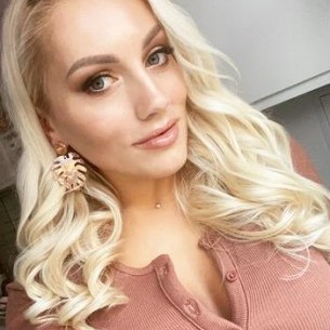                     debora                
